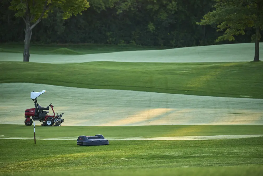 toro-greensmaster-etriflex-3360-geolink-mow-in-use-fairway